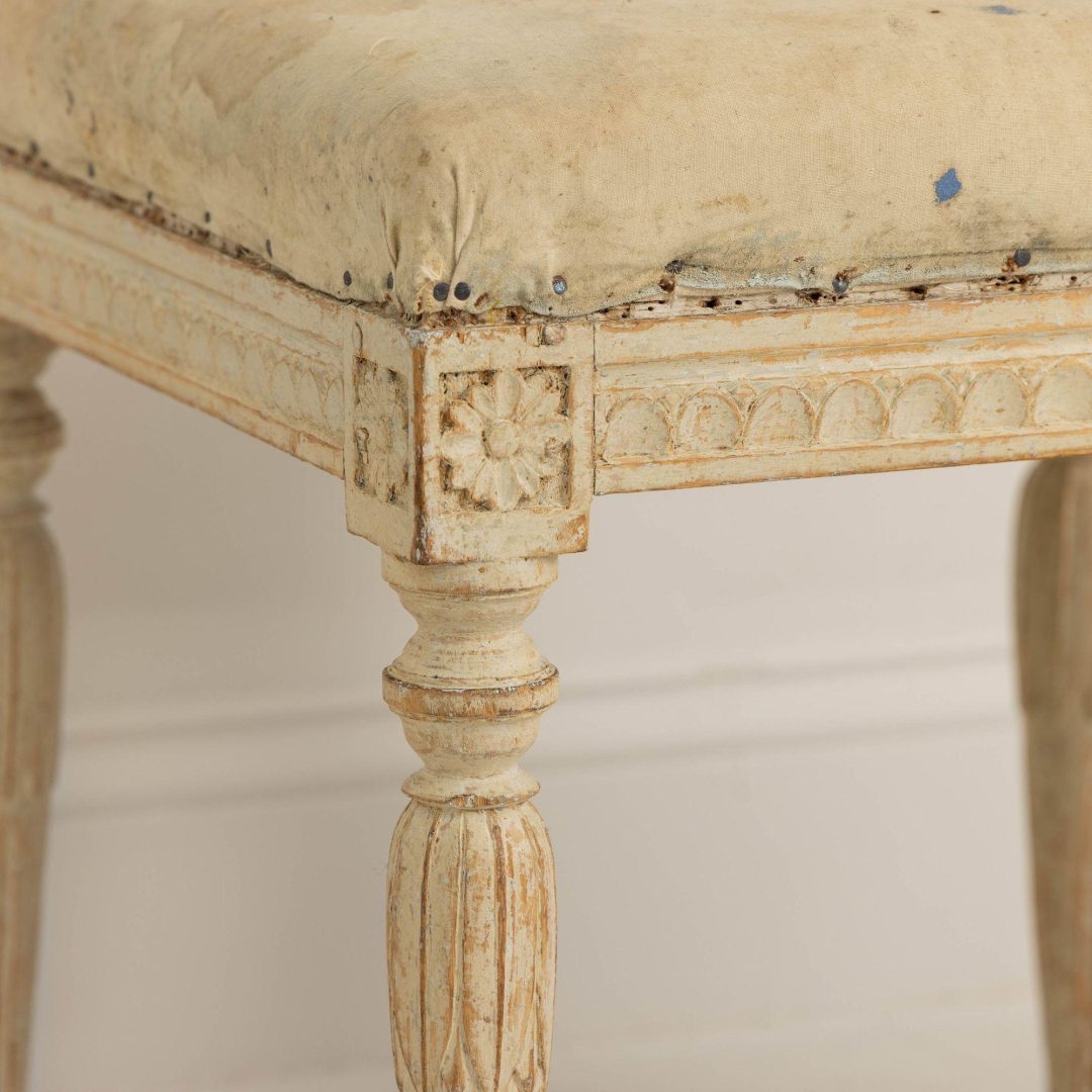 8_2273_pair_of_18th_century_Swedish_Gustavian_stools_in_original_paint_007