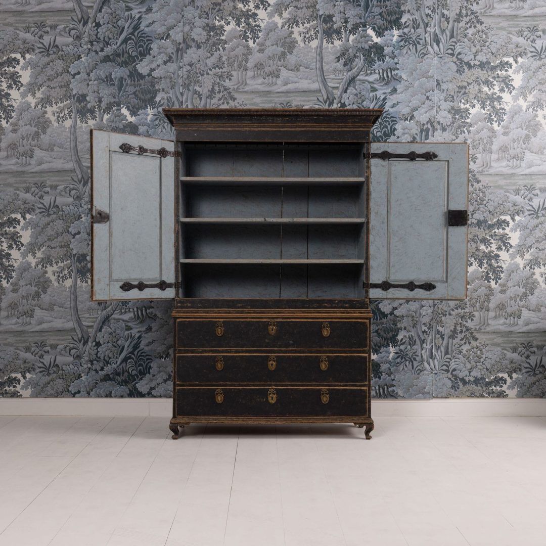 8_2338_18th_century_Swedish_Gustavian_painted_linen_press_cabinet-0003