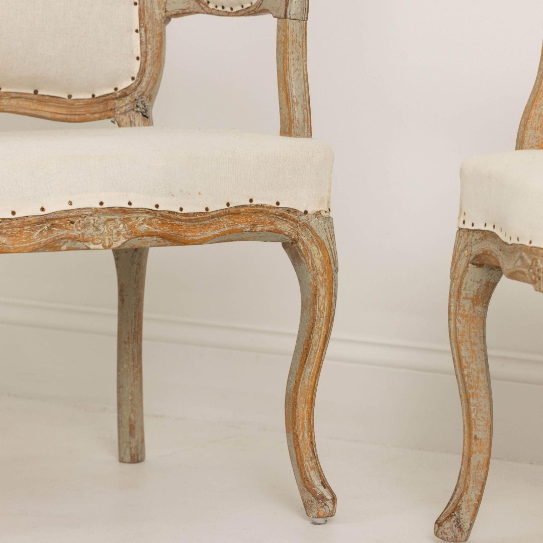 9_2237_18th_century_pair_of_swedish_rococo_armchairs_in_original_paint_009