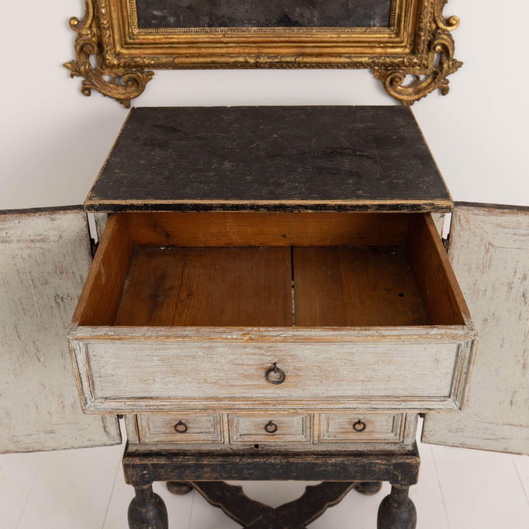9_2242_18th_century_Swedish_Baroque_cabinet_014