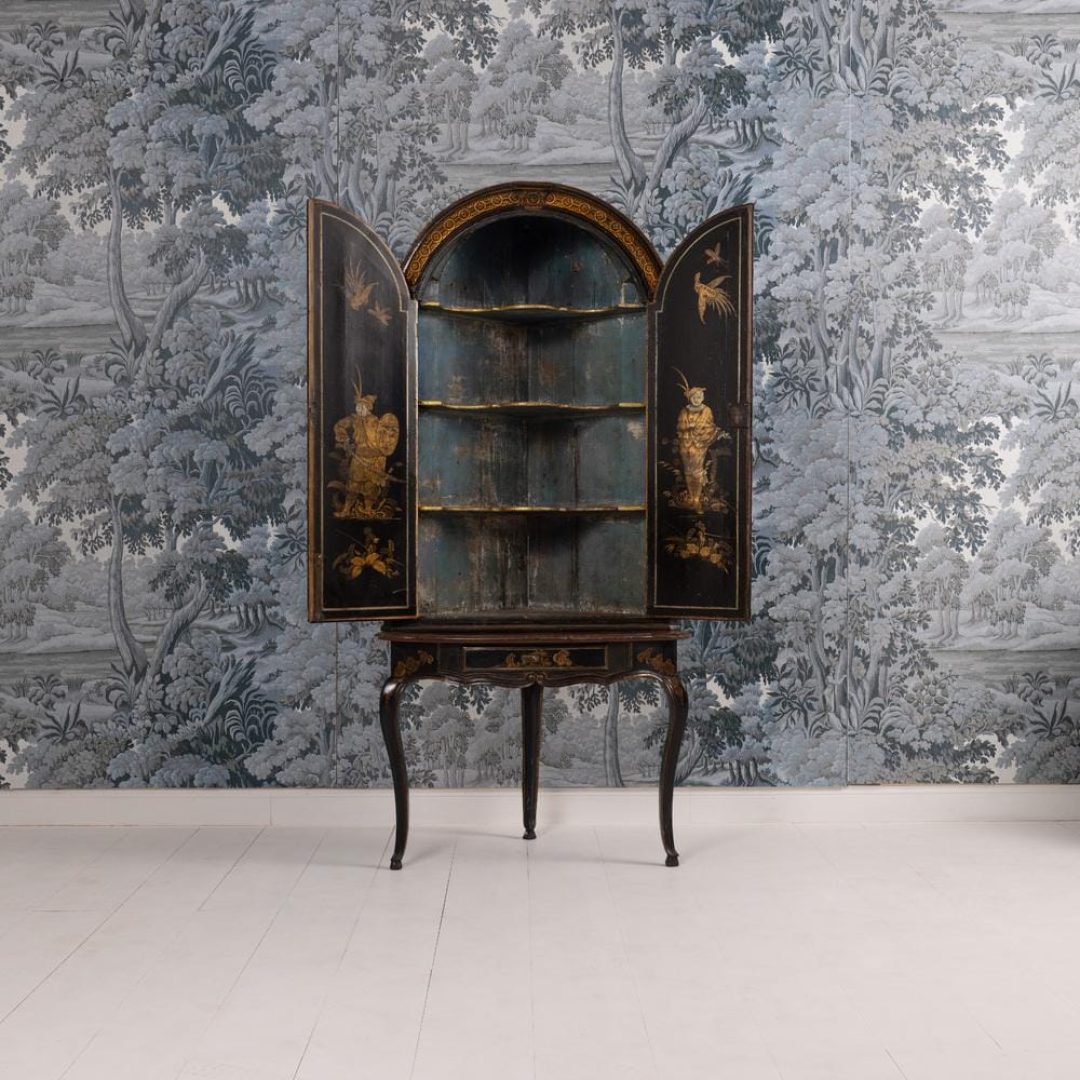 ecm-4670_IMAGE_1736540823555_1737582626217_1_fullGallery_1737582639418_2288_18th_century_English_black_lacquer_and_parcel_gilt_corner_cabinet-0007b