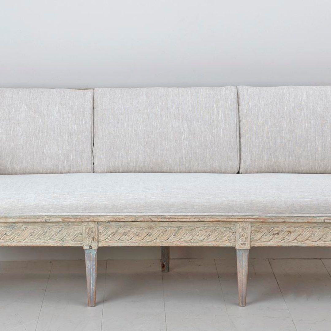 trag20sofa.jpg